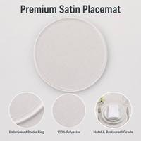 Set de table rond MJS en satin blanc tissé avec bordure brodée pour hôtels et restaurants, logo personnalisé disponible