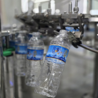 Machine de remplissage d'eau minérale entièrement automatique pour bouteilles de 300 ml, 500 ml, 750 ml et 1 litre