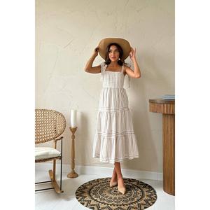 เดรสลายทางสีเบจแบบขายส่ง ทรงเปิดไหล่ เอวสม็อค ทรงเอไลน์ ผ้าทอระบายอากาศได้ดี สไตล์ลำลอง - Product Image 4