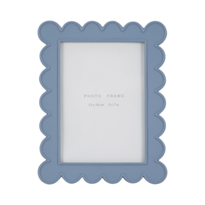 Cornice per foto con bordo smerlato 13x18 cm in resina per decorazioni domestiche e esposizione da tavolo - Product Image 1