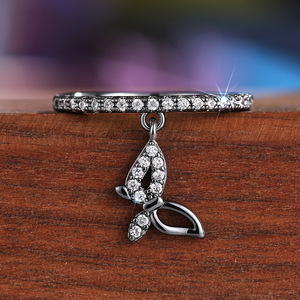 Bague délicate en zircon avec breloque papillon pour femme, bijou de doigt tendance inspiré de la nature douce - Product Image 4