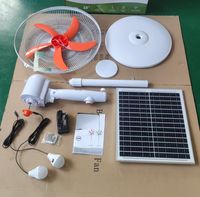 Offre Spéciale du Panama Ventilateur de sol rechargeable AC/DC Ventilateur de sol rechargeable à batterie solaire au lithium avec double ampoules et panneaux solaires