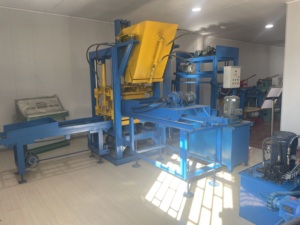 Machine de fabrication de blocs de <span class=keywords><strong>béton</strong></span> creux entièrement automatique à pression hydraulique, <span class=keywords><strong>prix</strong></span> usine, avec moteur, pompe et roulement - Product Image 5