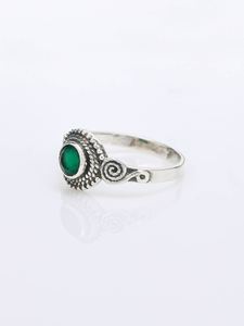 GREEN ONYX Stone Mystic Flora Ring presenta un impresionante ovalado grande elegantemente rodeado de intrincados diseños florales plateados - Product Image 2