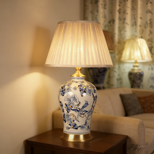 <span class=keywords><strong>Lampe</strong></span> <span class=keywords><strong>de</strong></span> <span class=keywords><strong>chevet</strong></span> en céramique bleue et blanche à motif d'oiseaux et <span class=keywords><strong>de</strong></span> raisins, style oriental, avec abat-jour plissé. - Product Image 1