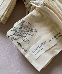 Sac cadeau de mariage en coton personnalisé avec cordon de serrage et housse anti-poussière pour les mariages et les occasions spéciales - Product Image 4