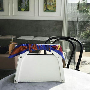 กระเป๋าถือของผู้หญิงทำด้วยมือผ้าพันคอผ้าไหมแบบต่อกันทรงสี่เหลี่ยมคางหมูแฟชั่นงานตามสั่ง - Product Image 4