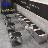 Ensemble de meubles de restaurant, bar et cantine de style moderne et luxueux, canapé et chaises de style industriel, combinaison table et chaises