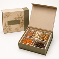 Verpakking van stevige kartonnen doosjes voor een cadeauverpakking met gemengde noten, gedroogd fruit en gezonde voedingsproducten, groothandel.
