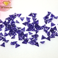 Ametyste synthétique CZ, pierre précieuse taillée à la machine, forme triangulaire, zircone cubique violette