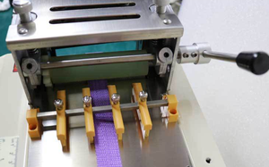 Trou de carte d'identité de présence en aluminium Machine de découpe de <span class=keywords><strong>cartes</strong></span> en plastique PVC PET - Product Image 3