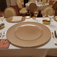 Assiette de présentation ronde en PP de 13 pouces, style classique, dorée galvanisée de luxe, faite à la main, pour événements festifs et mariages, personnalisable en gros