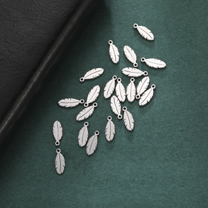 <span class=keywords><strong>Mini</strong></span> 18K plaqué or en acier inoxydable plume pendentif à breloques Style mignon bijoux à bricoler soi-même faisant des fournitures pour collier et Bracelets - Product Image 4