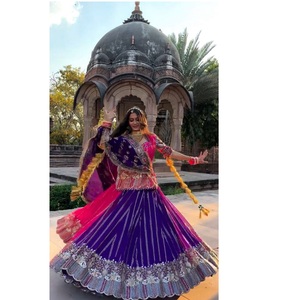 Tenue Darbari de qualité supérieure pour femmes, vêtements ethniques royaux traditionnels, parfaits pour les festivals et les mariages, disponibles à la vente. - Product Image 1