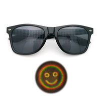 Lunettes de soleil unisexes QY 2026 à monture intégrale UV400 avec verres bleus/noirs, logo rouge et effet de diffraction pour les événements sportifs et les soirées