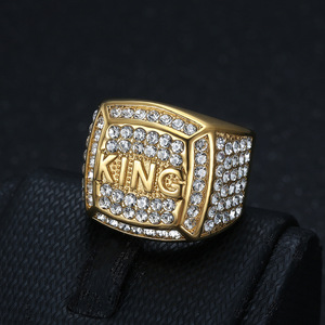 Bague <span class=keywords><strong>de</strong></span> mariage <span class=keywords><strong>de</strong></span> luxe pour homme, style Hip Hop Bling Bling, en acier inoxydable plaqué or 18 carats PVD, sertie <span class=keywords><strong>de</strong></span> zircons, avec inscription KING, idéale pour les fêtes - Product Image 2
