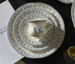Service de vaisselle en porcelaine bleue à motifs floraux, style royal français élégant, assiettes et tasses en céramique, idéal pour restaurants, mariages, événements - Product Image 2