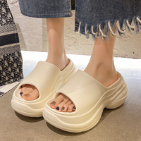 Sandales compensées à plateforme, un style amincissant et polyvalent pour les petites silhouettes.