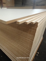 Panneau MDF mélaminé stratifié blanc chaud imperméable en titane de 3 mm à 25 mm pour meubles de cuisine
