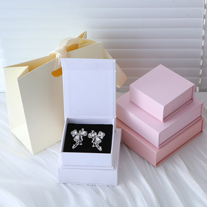 Boîte d'emballage en papier écologique personnalisée avec logo estampé à chaud, magnétique, pour bijoux (boucles d'oreilles, bagues, colliers, bracelets) avec sac à main - Product Image 2