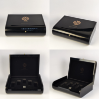 Boîte à parfum en bois courbée sur mesure, laquée piano, emballage cadeau de luxe pour parfum avec insert en mousse pour collection de parfums de marque