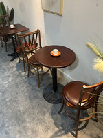 Ensemble de table et de chaises de style américain vintage en bois massif personnalisable, avec structure en métal, pour cafés, snack-bars et restaurants
