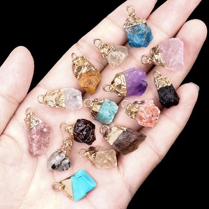 Collana di Tendenza con Ciondolo Charm in Pietra Grezza Intagliata Placcata Oro con Ametista e Turchese, Cristalli Naturali di Forma Irregolare per Regalo da Festa - Product Image 2