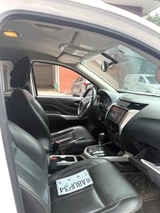 <span class=keywords><strong>Nissan</strong></span> <span class=keywords><strong>Navara</strong></span> 2.5L 4x4 Premium Automatique 5 places R16 Volant à Gauche Intérieur Sombre 2017 – Véhicule Utilitaire d'<span class=keywords><strong>Occasion</strong></span> à Bas <span class=keywords><strong>Prix</strong></span>, Très Demandé - Product Image 5