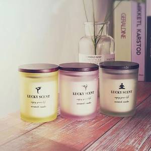 Ensemble cadeau de bougies parfumées à la cire de soja, avec étiquettes privées, en verre givré naturel, couvercle en bois, plans d'usine WELLNESS Candles - Product Image 1
