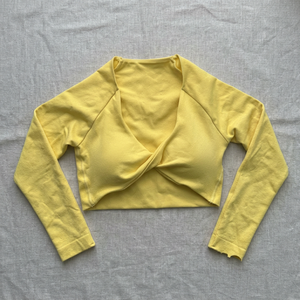 Top de Yoga para Mujer, Amarillo, Cuello Cruzado, Manga Tres Cuartos, Transpirable, Mezcla de Algodón y Spandex, Diseño Drapeado con Torsión Frontal - Product Image 1