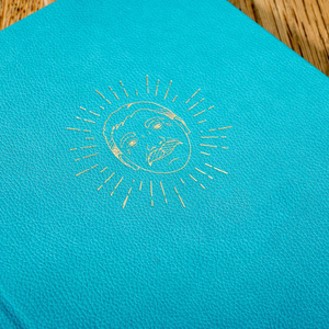 Couverture de menu personnalisée en similicuir bleu avec logo, style couverture de livre, pour restaurants et bars, couvertures de menu recto-verso avec fixation par vis - Product Image 3