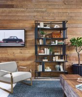 Fauteuil individuel moderne et minimaliste en tissu beige, chaise design avec structure en laiton pour salons de luxe et projets de villas