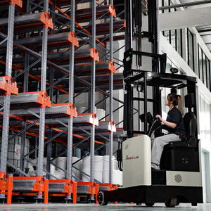 Precio de fábrica Nuevo JEAKUE <span class=keywords><strong>1.6Ton</strong></span> Reach <span class=keywords><strong>Forklift</strong></span> 8 Metros Altura de elevación Tipo sentado Batería de litio Carretilla elevadora eléctrica Reach Truck - Product Image 6