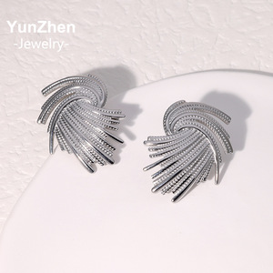 Boucles d'oreilles clous de <span class=keywords><strong>luxe</strong></span> vintage d'<span class=keywords><strong>occasion</strong></span> en acier inoxydable, résistantes à l'eau et inaltérables, au design irrégulier et tressé, en titane haut de gamme - Product Image 4