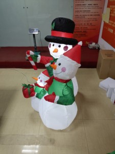Decoración Navideña Inflable Iluminada, Familia de Muñecos de Nieve con Regalo y Bastón de Caramelo - Product Image 3