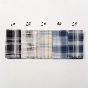 Bufanda Clásica a Cuadros con Diseño Azul y Blanco, Patrón Atemporal con Textura Suave Tejida para Uso Diario - Product Image 2