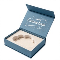 Boîte cadeau magnétique bleu-gris personnalisée avec impression sur le couvercle intérieur et motif de sapin des montagnes pour emballage de cadeaux d'entreprise