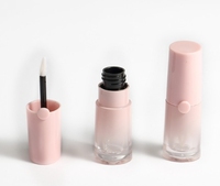 Tubo de lápiz labial pequeño y grueso con logotipo personalizado, degradado brillo labial rosa de marca grande, plástico vacío con tapa abatible hecha de material ABS