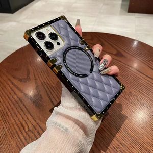 Vente en gros <span class=keywords><strong>de</strong></span> design haut <span class=keywords><strong>de</strong></span> gamme <span class=keywords><strong>de</strong></span> luxe pour étui <span class=keywords><strong>de</strong></span> téléphone magnétique en cuir PU avec treillis <span class=keywords><strong>de</strong></span> diamant pour iPhone couverture <span class=keywords><strong>de</strong></span> téléphone portable - Product Image 4