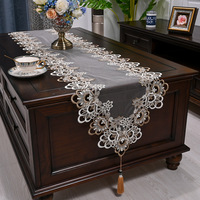 Nappe de table longue de style américain avec dentelle, broderie florale et décorations à glands, chemin de table pour salle à manger