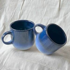 Tasses en céramique artisanale en grès haute résistance, 330 ml, compatibles four et micro-ondes, designs uniques pour un usage quotidien, conçues avec soin - Product Image 1
