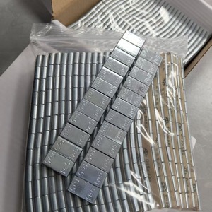 Poids de roue en acier adhésifs 5g 10g en gros pour l'équilibrage des jantes de voiture - Product Image 1
