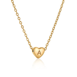 Collier minimaliste en acier titane plaqué or avec pendentif initiales alphabet pour enfants, petit mini cœur et lettre initiale - Product Image 1