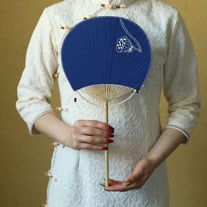 Abanico de algodón hecho a mano estilo chino con bordado para uso en espectáculos de danza Hanfu y presentaciones en escenario. - Product Image 3