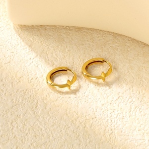 Pendientes de Aro de Estrella Elegantes, Clásicos y Sencillos, Hipoalergénicos, de Acero Inoxidable con Baño de Oro PVD de 18k, Resistentes al Deslustre, para Mujer - Product Image 3