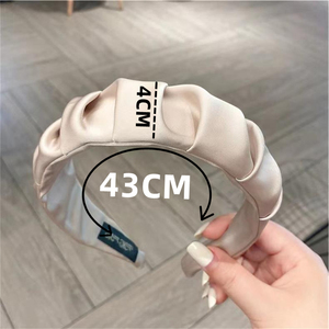 عصابة شعر أنيقة وبأسلوب كوري للنساء بحبل شعر كلاسيكي من النسيج قابل للطي ومموج وربطة شعر واسعة - Product Image 2