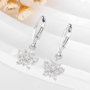 2025 colgante de copo de nieve de alta calidad 14K cobre chapado en oro con incrustaciones de circón uso diario pendientes de latón joyería de mujer - Product Image 3