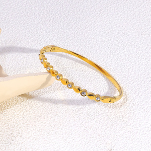 กำไลข้อมือเปิดแบบโซ่ผสมสแตนเลสสตีลแฟชั่น POWELL สำหรับผู้หญิง ชุบทอง 18k ประดับเพชร <span class=keywords><strong>CZ</strong></span> กันน้ำ ป้องกันการหมอง ขายส่งเครื่องประดับ - Product Image 3