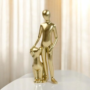 Sculpture personnalisée en résine dorée pour animaux de compagnie, figurine émotionnelle d'amour, chien et humain enlacés, vente en gros - Product Image 1