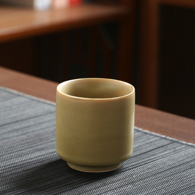 Taza de té marrón
